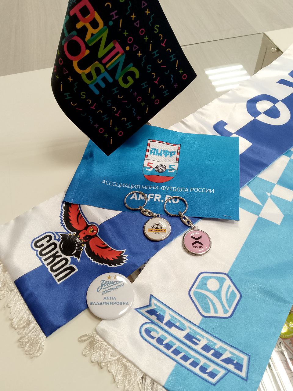 Вымпел, карточка АМФР, спортивные шарфы с бахромой, значки и брелоки с полноцветной печатью